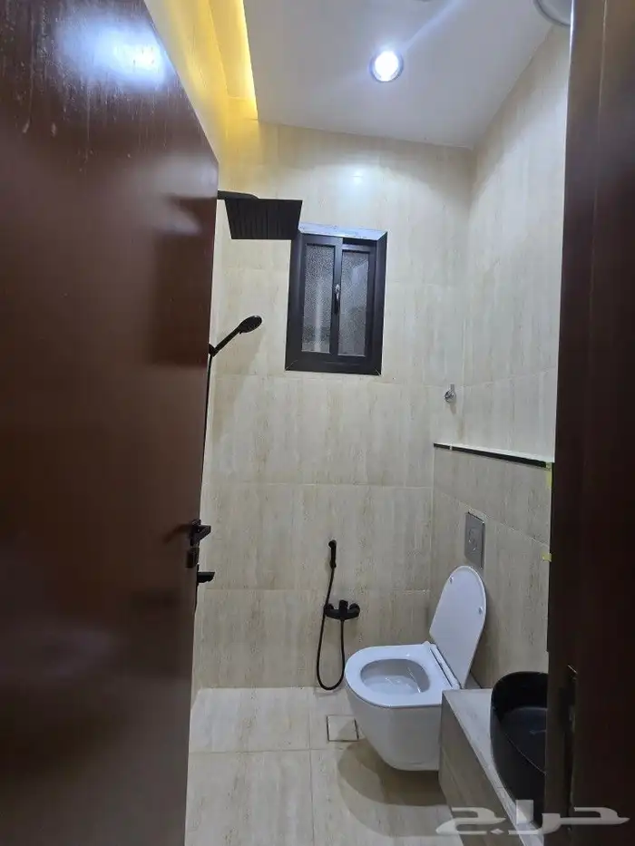 للبيع دور أرضي مساحه كبيره وغرف وسيعه تشطيب فاخر VIPحي الطلح 18