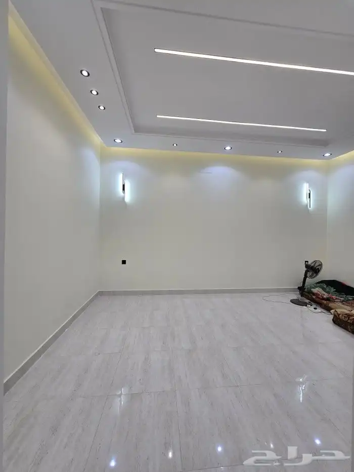 للبيع دور أرضي مساحه كبيره وغرف وسيعه تشطيب فاخر VIPحي الطلح 22