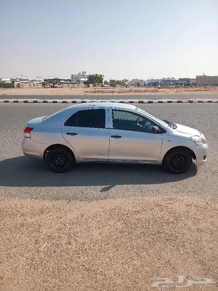 يارس موديل 2011 قير تماتيك للبيع 2