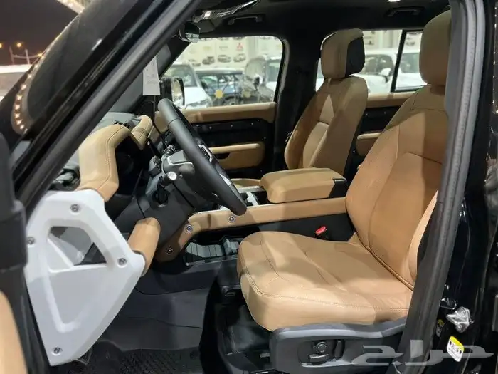 لاند روفر ديفيندر 4 سلندر SE 2026 3