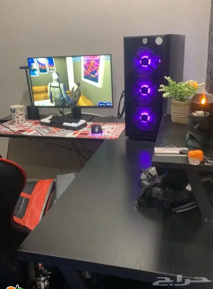 طاوله شبه جديده على شكل L و سعر قابل ل تفاوض 0