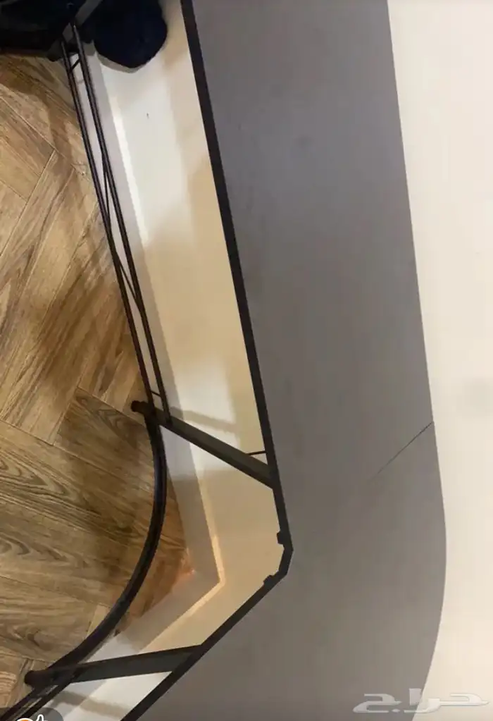 طاوله شبه جديده على شكل L و سعر قابل ل تفاوض 1