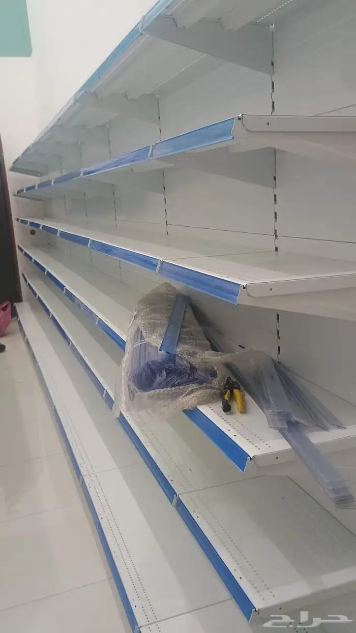 رفوف بقالة للبيع لغرض تصفية محل بالكامل حالة الرفوف شبه مرفق 0