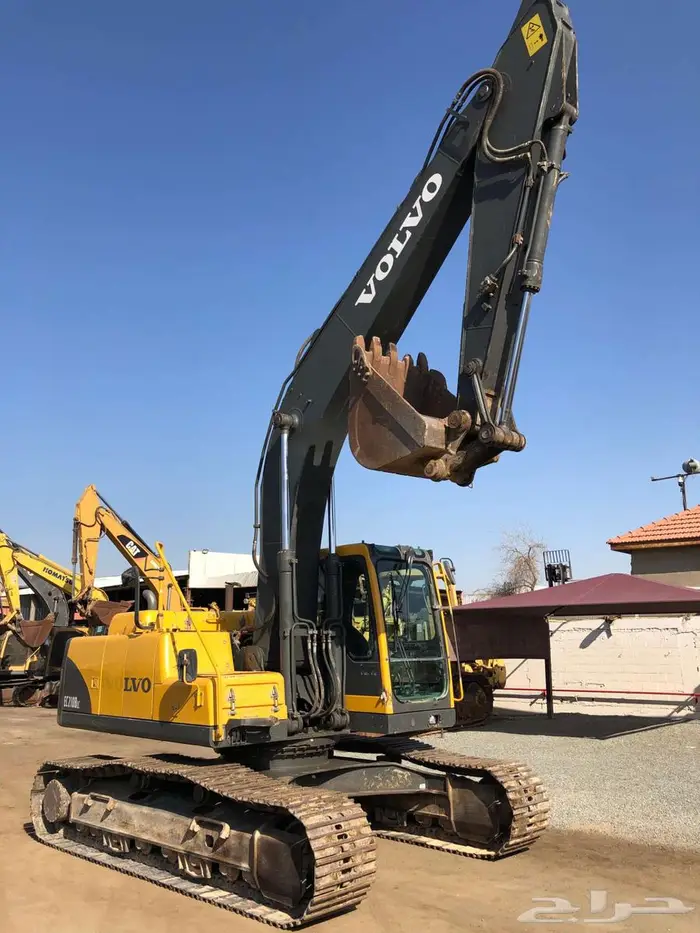 بوكلين فولفو 210 موديل 2014 معرض رواد المعدات الثقيله 3