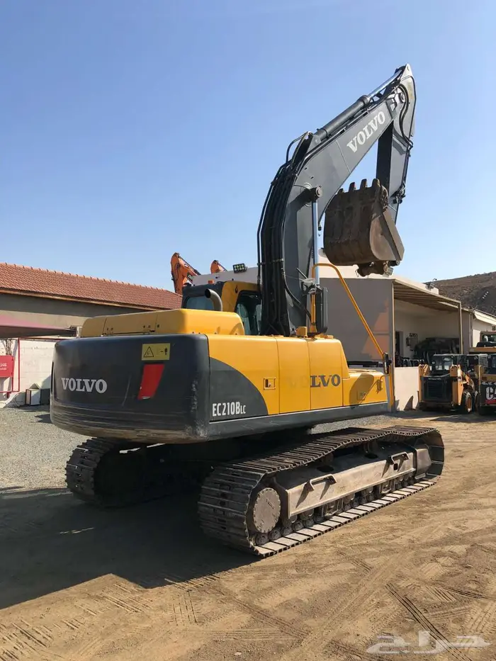 بوكلين فولفو 210 موديل 2014 معرض رواد المعدات الثقيله 4