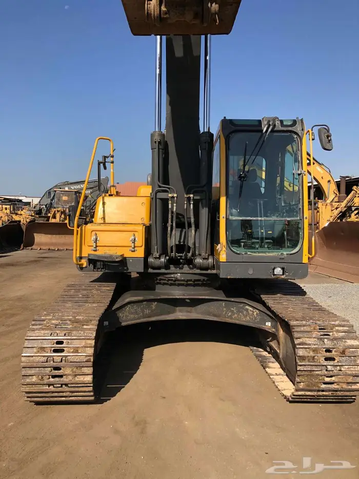 بوكلين فولفو 210 موديل 2014 معرض رواد المعدات الثقيله 8