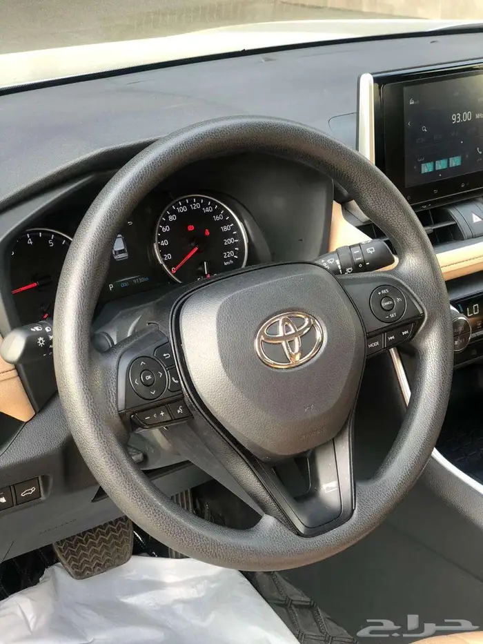 تويوتا راف فور XLE بنزين 2025 فتحة فضي شبه جديد 1