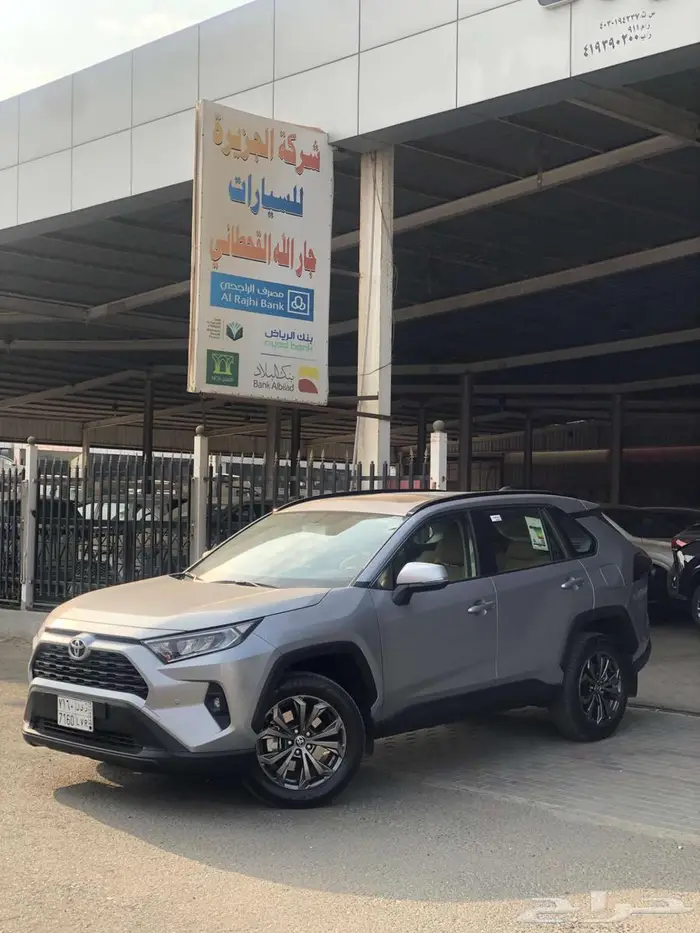 تويوتا راف فور XLE بنزين 2025 فتحة فضي شبه جديد 0