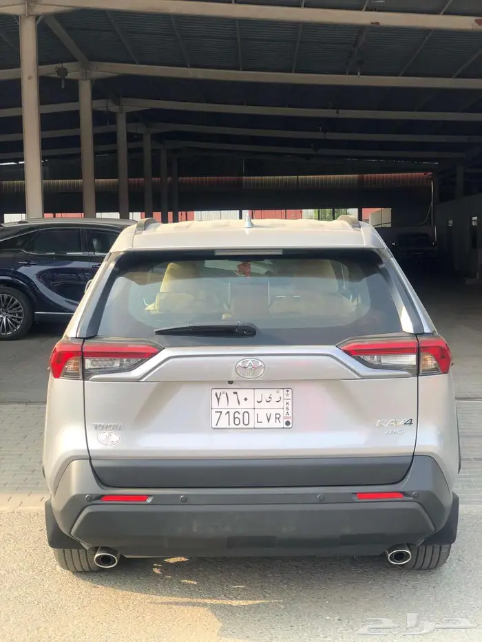 تويوتا راف فور XLE بنزين 2025 فتحة فضي شبه جديد 4