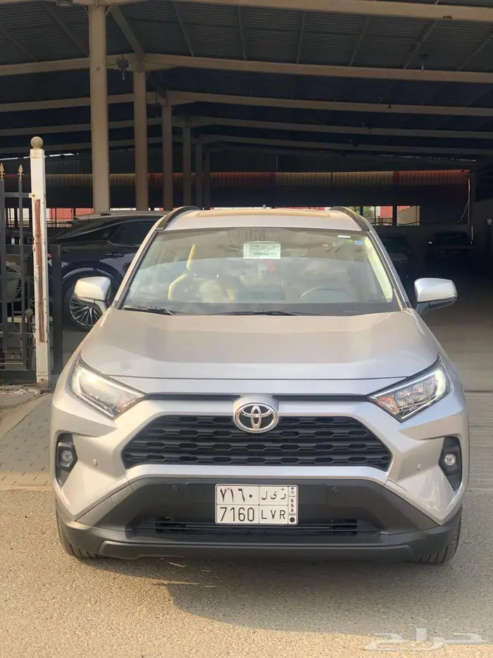 تويوتا راف فور XLE بنزين 2025 فتحة فضي شبه جديد 5