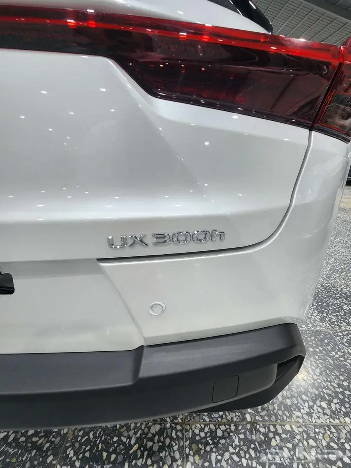 لكزس - UX300 Ch هايبرد - 2025 - فل كامل - خليجي السعر 169900 4