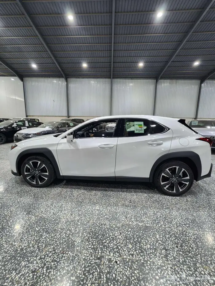 لكزس - UX300 Ch هايبرد - 2025 - فل كامل - خليجي السعر 169900 3