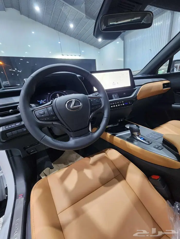 لكزس - UX300 Ch هايبرد - 2025 - فل كامل - خليجي السعر 169900 12