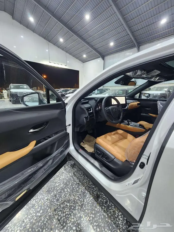 لكزس - UX300 Ch هايبرد - 2025 - فل كامل - خليجي السعر 169900 10