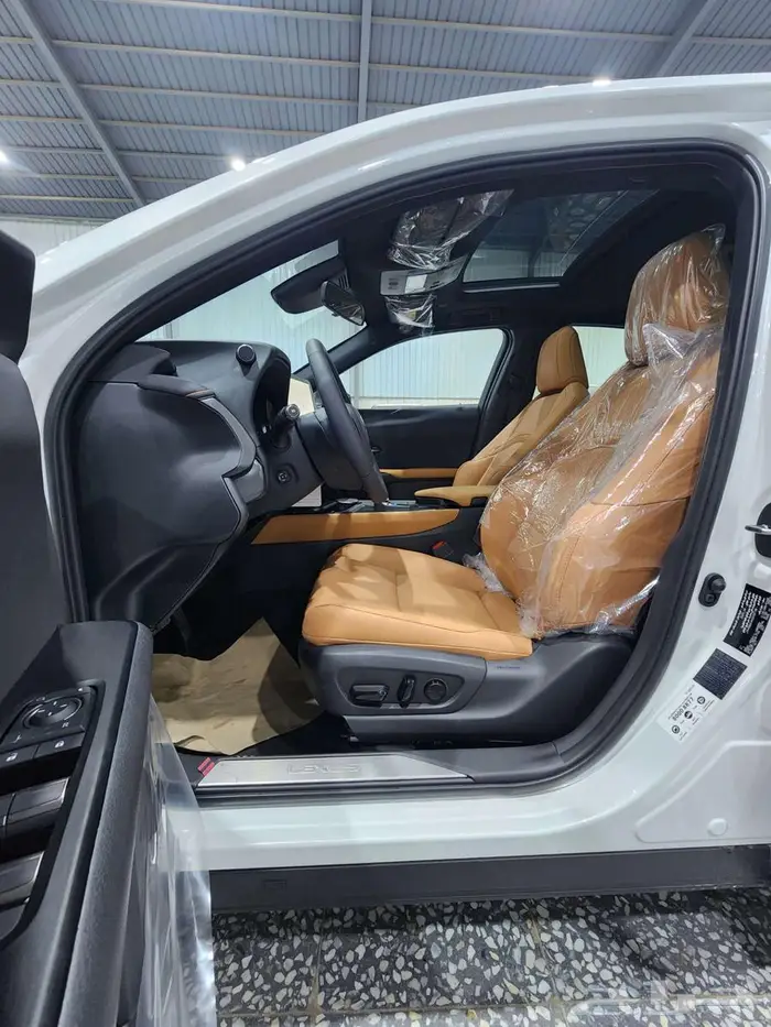 لكزس - UX300 Ch هايبرد - 2025 - فل كامل - خليجي السعر 169900 11