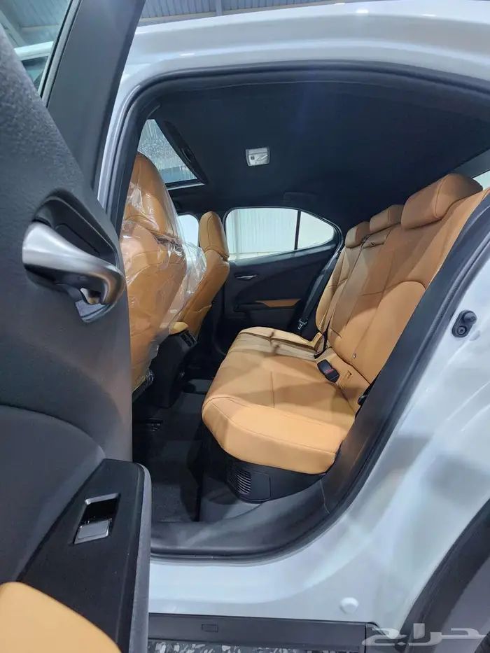 لكزس - UX300 Ch هايبرد - 2025 - فل كامل - خليجي السعر 169900 14