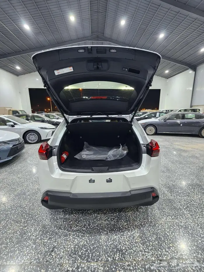 لكزس - UX300 Ch هايبرد - 2025 - فل كامل - خليجي السعر 169900 17