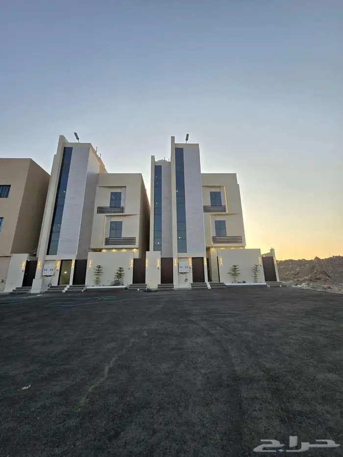 للبيع دور أرضي مساحه كبيره وغرف وسيعه تشطيب فاخر VIPحي الطلح 0