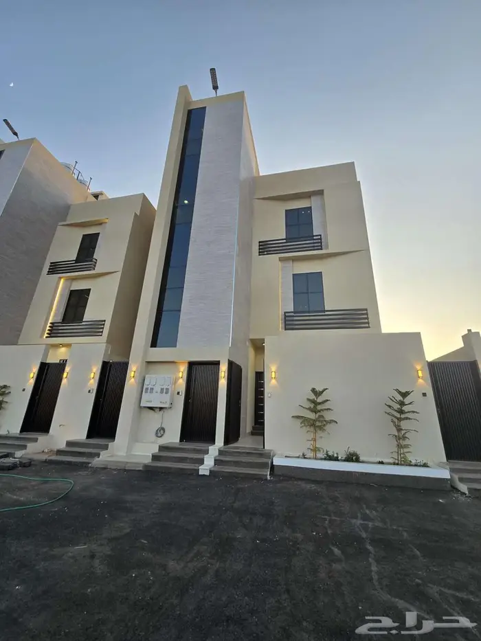 للبيع دور أرضي مساحه كبيره وغرف وسيعه تشطيب فاخر VIPحي الطلح 2