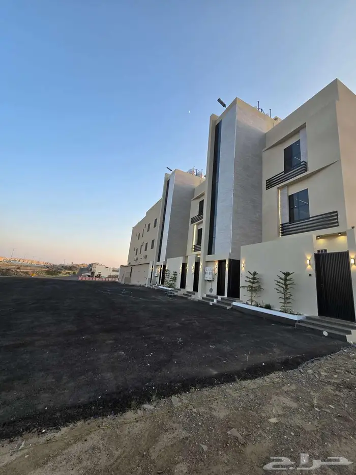 للبيع دور أرضي مساحه كبيره وغرف وسيعه تشطيب فاخر VIPحي الطلح 1