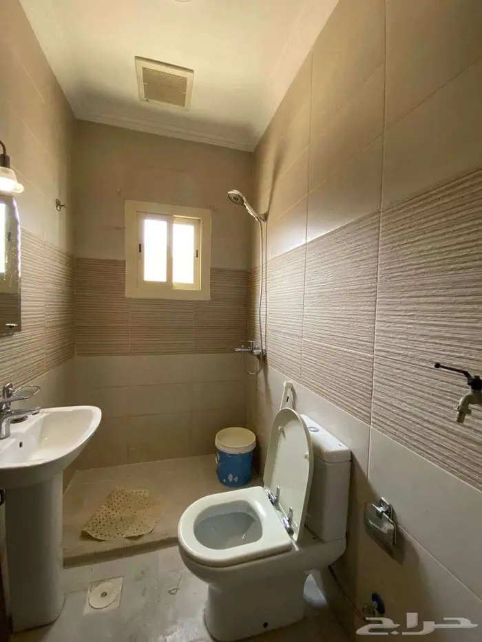 شقة للإيجار في شارع ابن زين الدين  حي الروضة 12