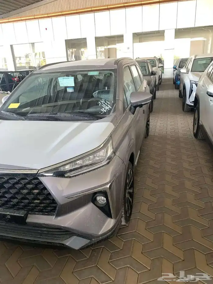 تويوتا فيلوز GLX فل موديل 2025 ابيض و رصاصي ورمادى 4