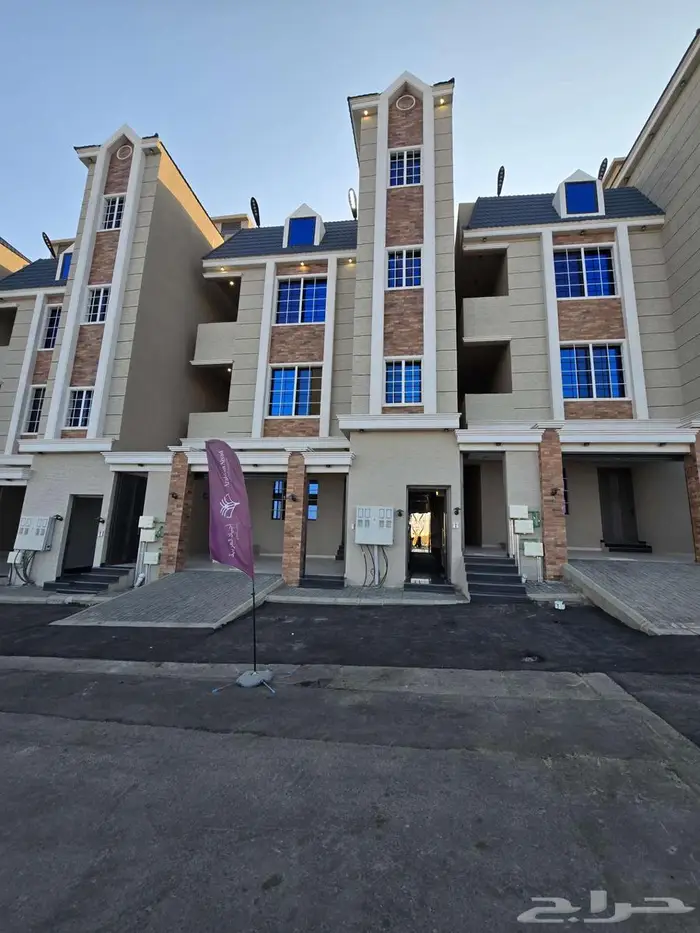 للبيع عرض خاص بحي المعارض وسط الخدمات أدوارعلويه 520 ألف6غرف 2