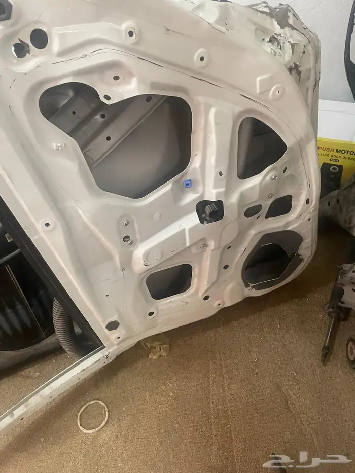 باب خلفي يمين ابيض التيما 2021 مصدوم 3