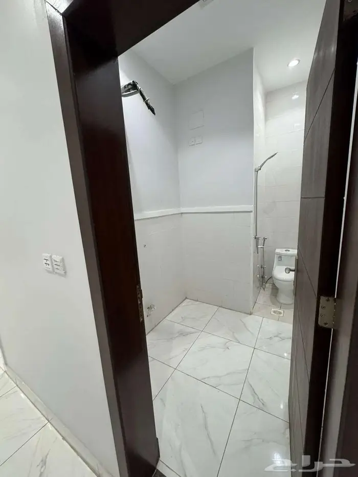 إيجار شقة بموقع مميز ( جديدة ) بحي المروة 2