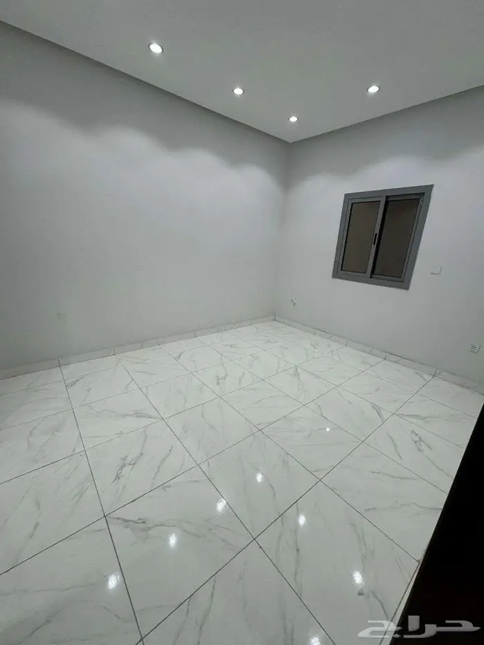 إيجار شقة بموقع مميز ( جديدة ) بحي المروة 3