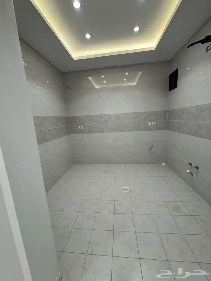 إيجار شقة بموقع مميز ( جديدة ) بحي المروة 7