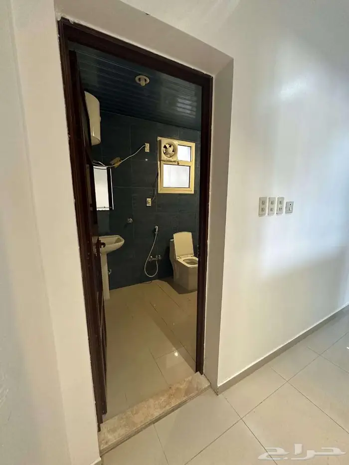 للبيع شقة رائعةتبعدعن الكورنيش200متروالبحيرة القرية العالمية 1