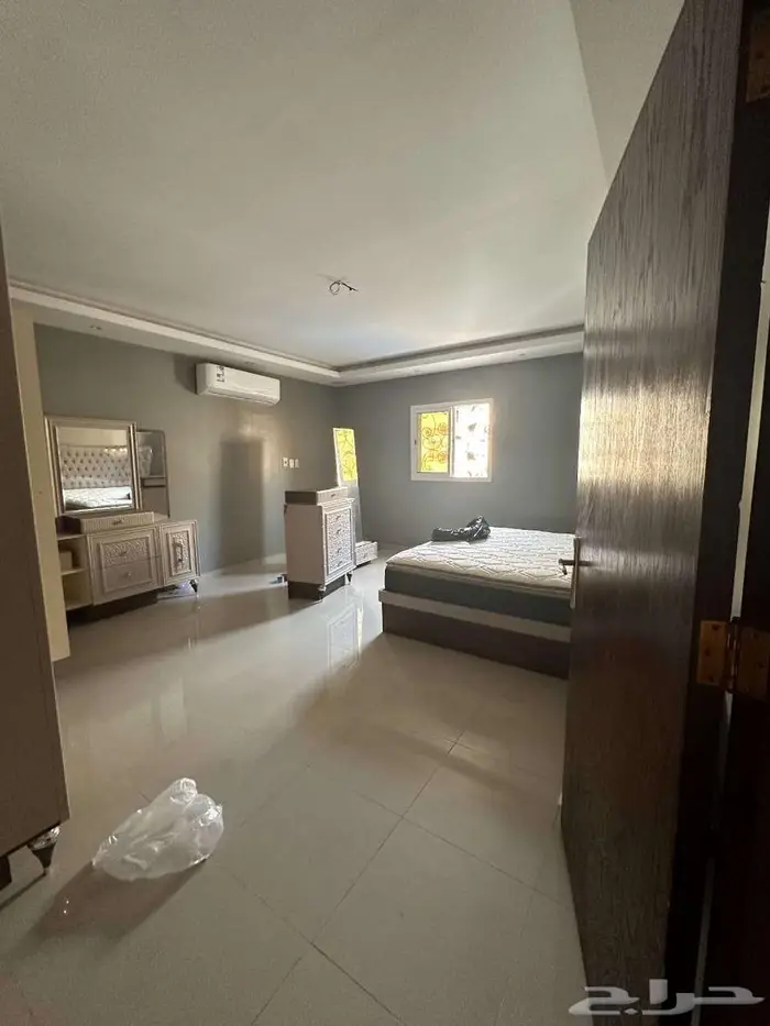 للبيع شقة رائعةتبعدعن الكورنيش200متروالبحيرة القرية العالمية 8