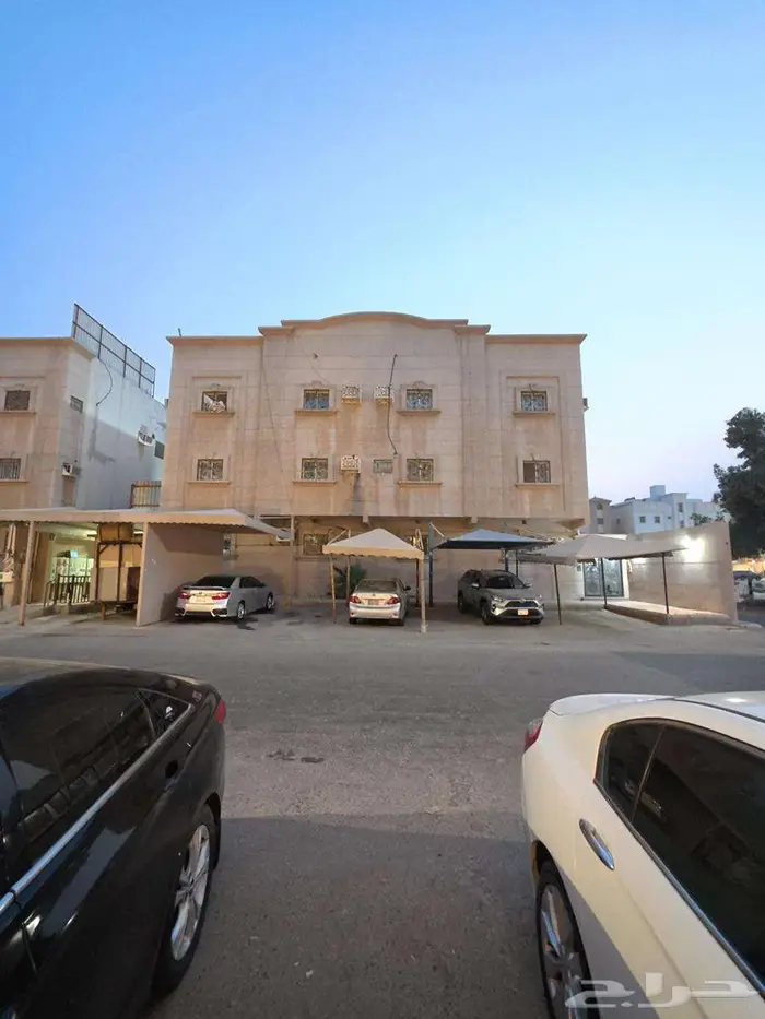 للبيع شقة رائعةتبعدعن الكورنيش200متروالبحيرة القرية العالمية 10