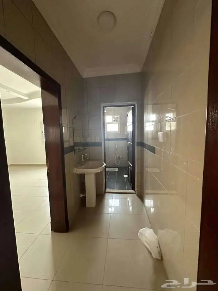 للبيع شقة رائعةتبعدعن الكورنيش200متروالبحيرة القرية العالمية 13