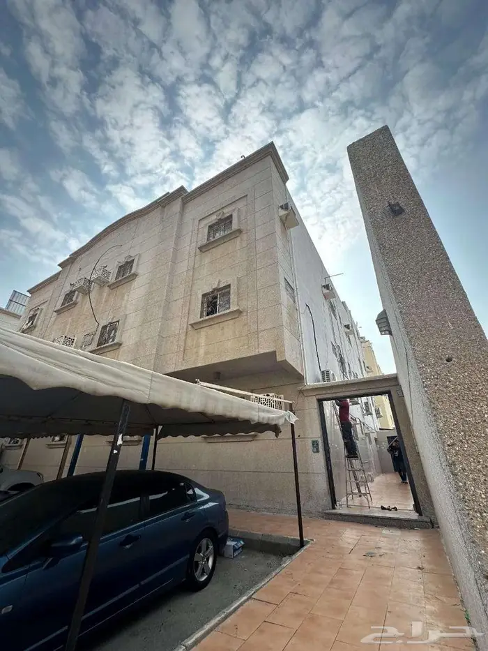 للبيع شقة رائعةتبعدعن الكورنيش200متروالبحيرة القرية العالمية 12