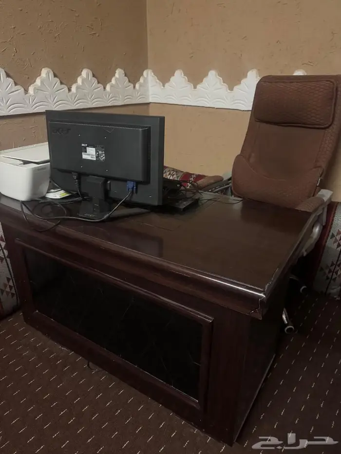 مكتب نظيف للبيع مع كرسي وجهاز كمبيوتر مكتبي وطابعة 0