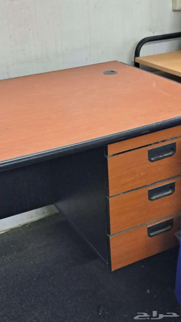 طاولة كمبيوتر كبيرة معها شاشة كمبيوتر هدية 0