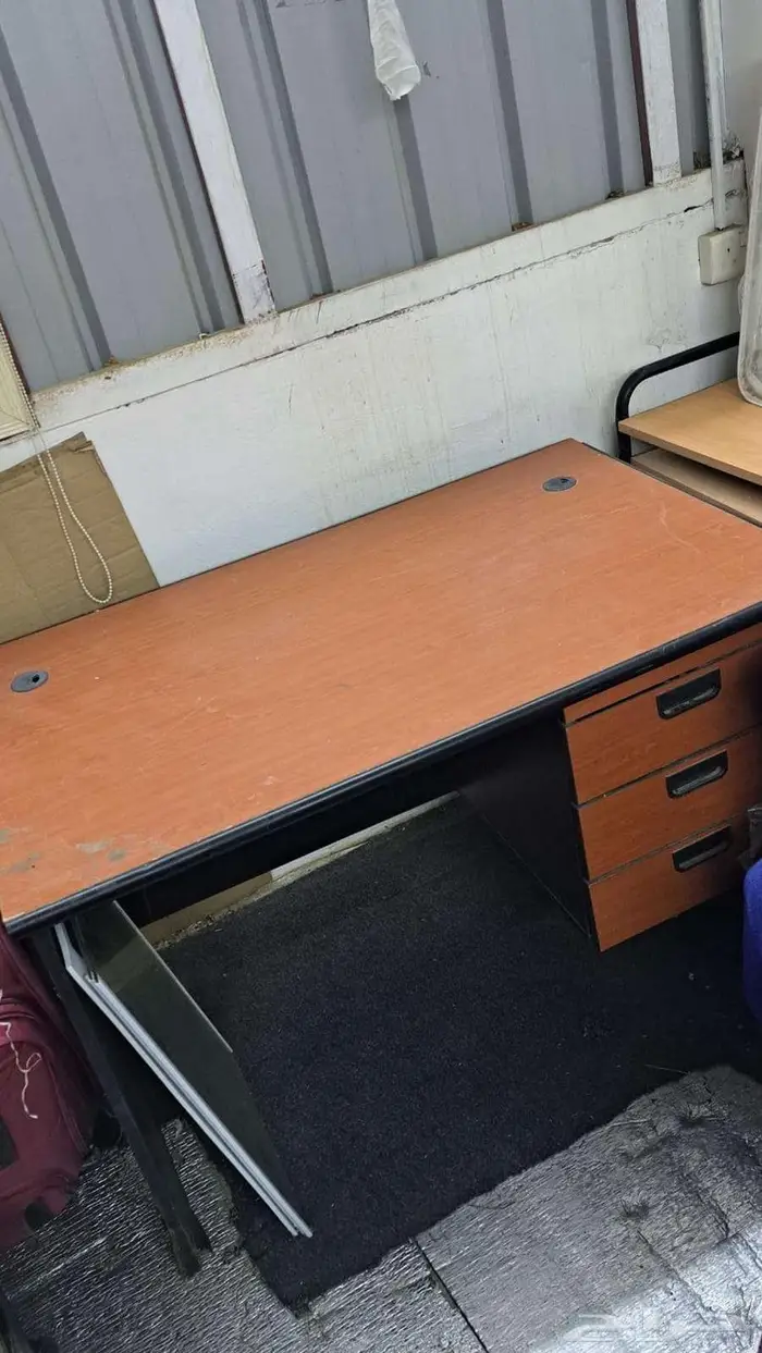 طاولة كمبيوتر كبيرة معها شاشة كمبيوتر هدية 1