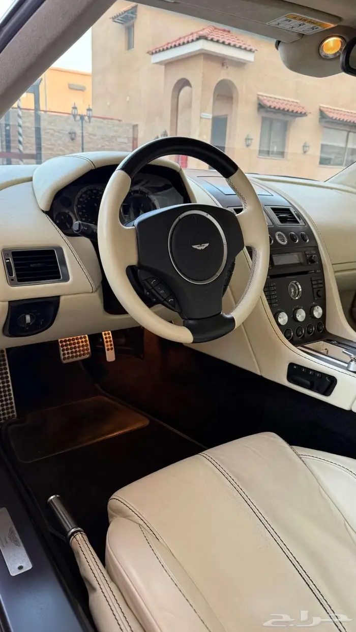 Aston Martin Vantage V8 4