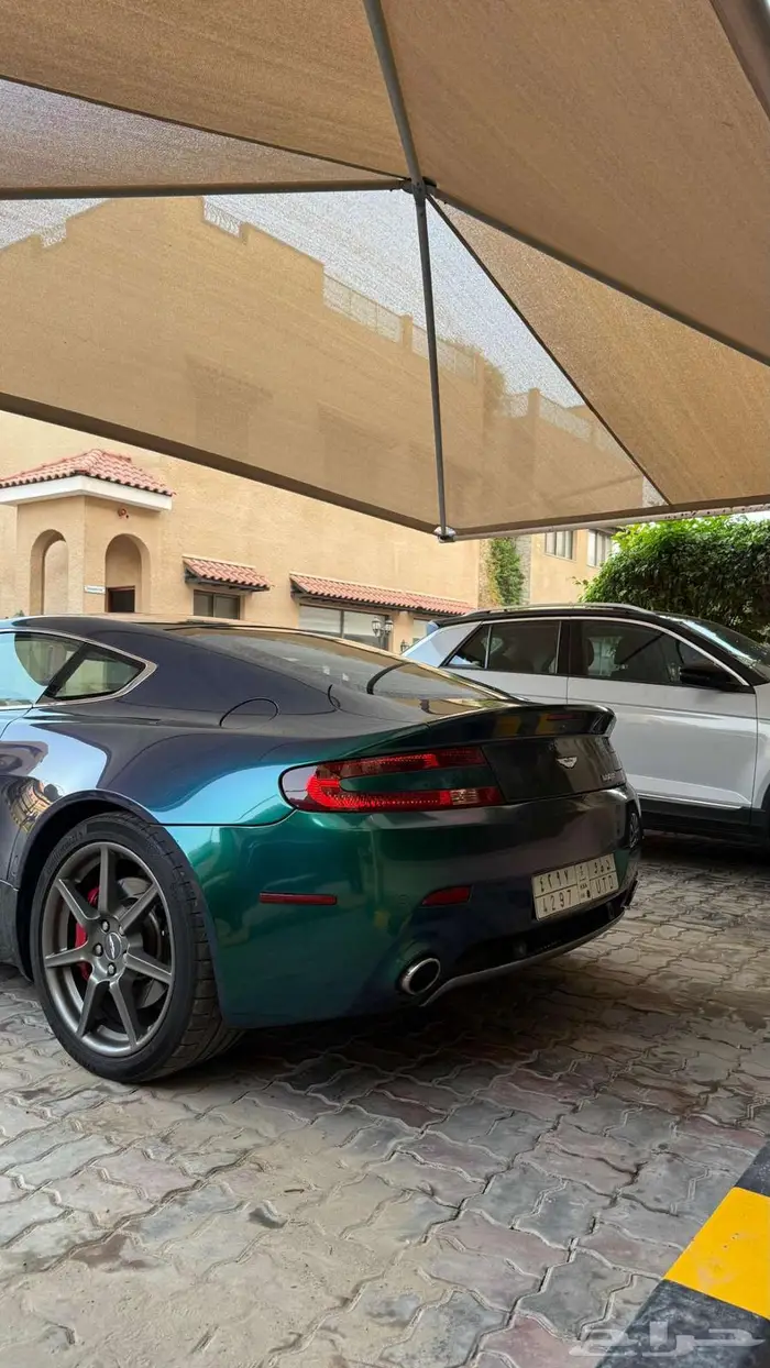 Aston Martin Vantage V8 9