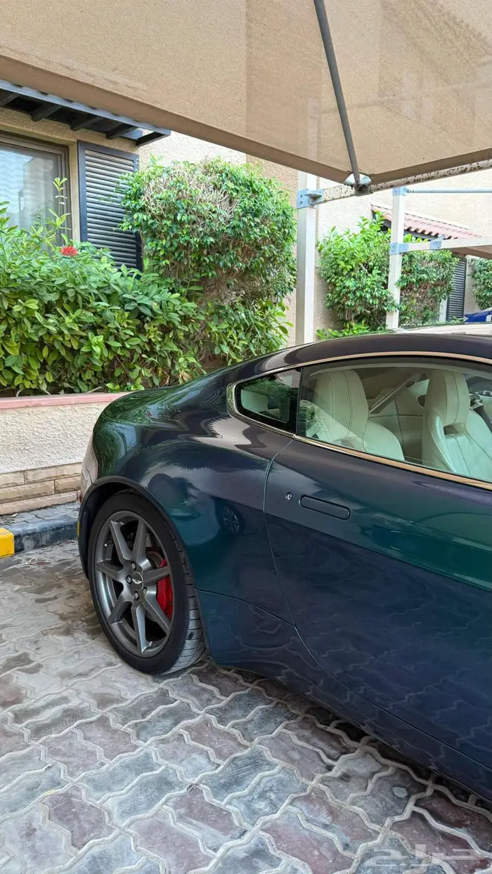 Aston Martin Vantage V8 10