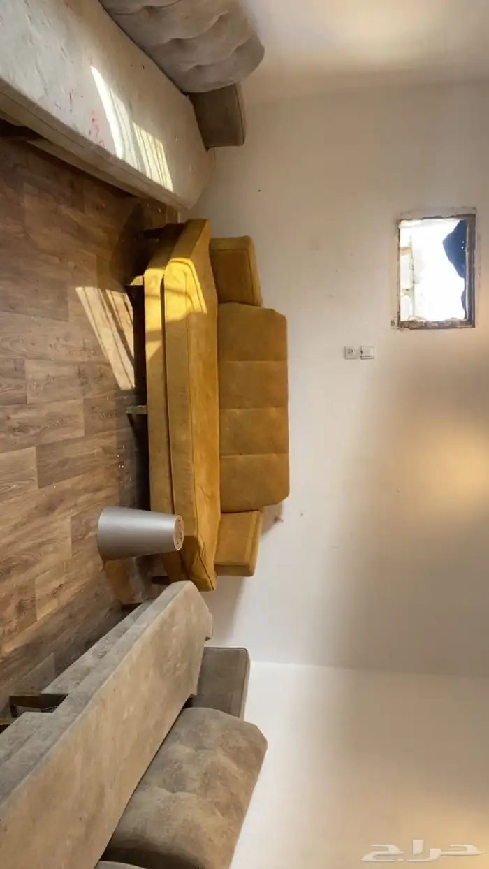 كنب ومغسلة ومدخل 0