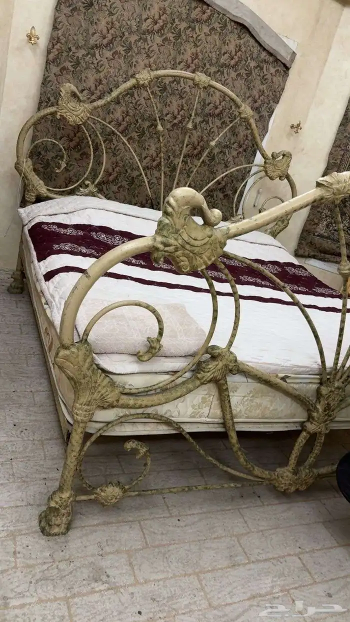 غرفة نوم كلاسيك خشب وحديد 4