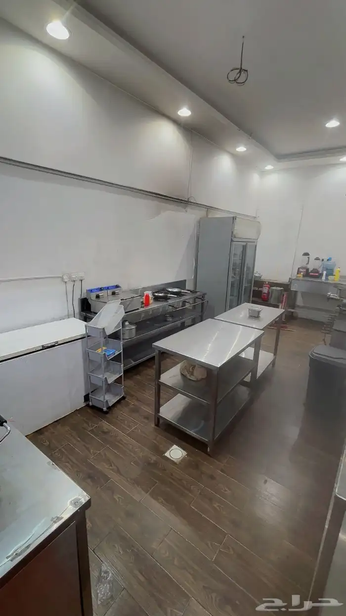 للبيع او للتقبيل ( اغراض مطعم ) موقع مميز 1