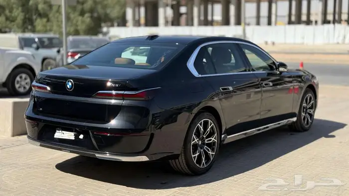 بي ام دبليو 735i موديل 2026 اسود خليجي 3