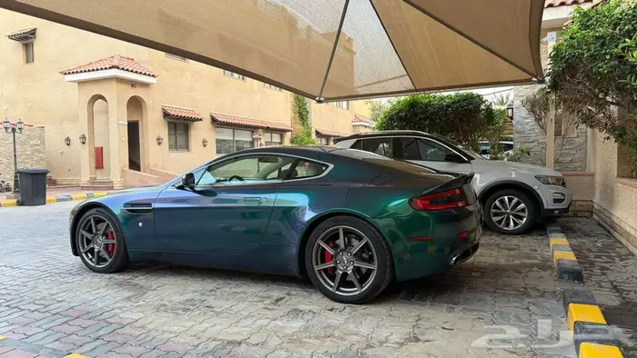 Aston Martin Vantage V8 11