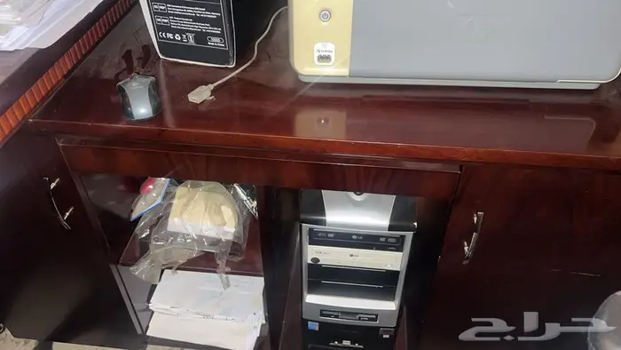 مكتب كامل مع دولاب نظيف للبيع 1