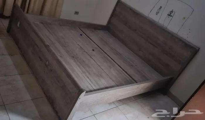 2 سرير كينج 180 200 و دولاب كبير وسرير فردي 90 190 بمكنبة 2