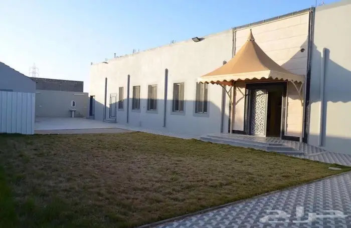 للبيع استراحة كبيره وراقيه تفتح على الدايري حي المملكه 9